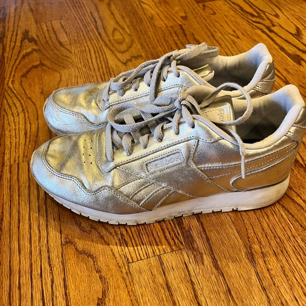 Reebok Classic Metalic Silver Low Athletic Shoes Sz. 9 GUC
